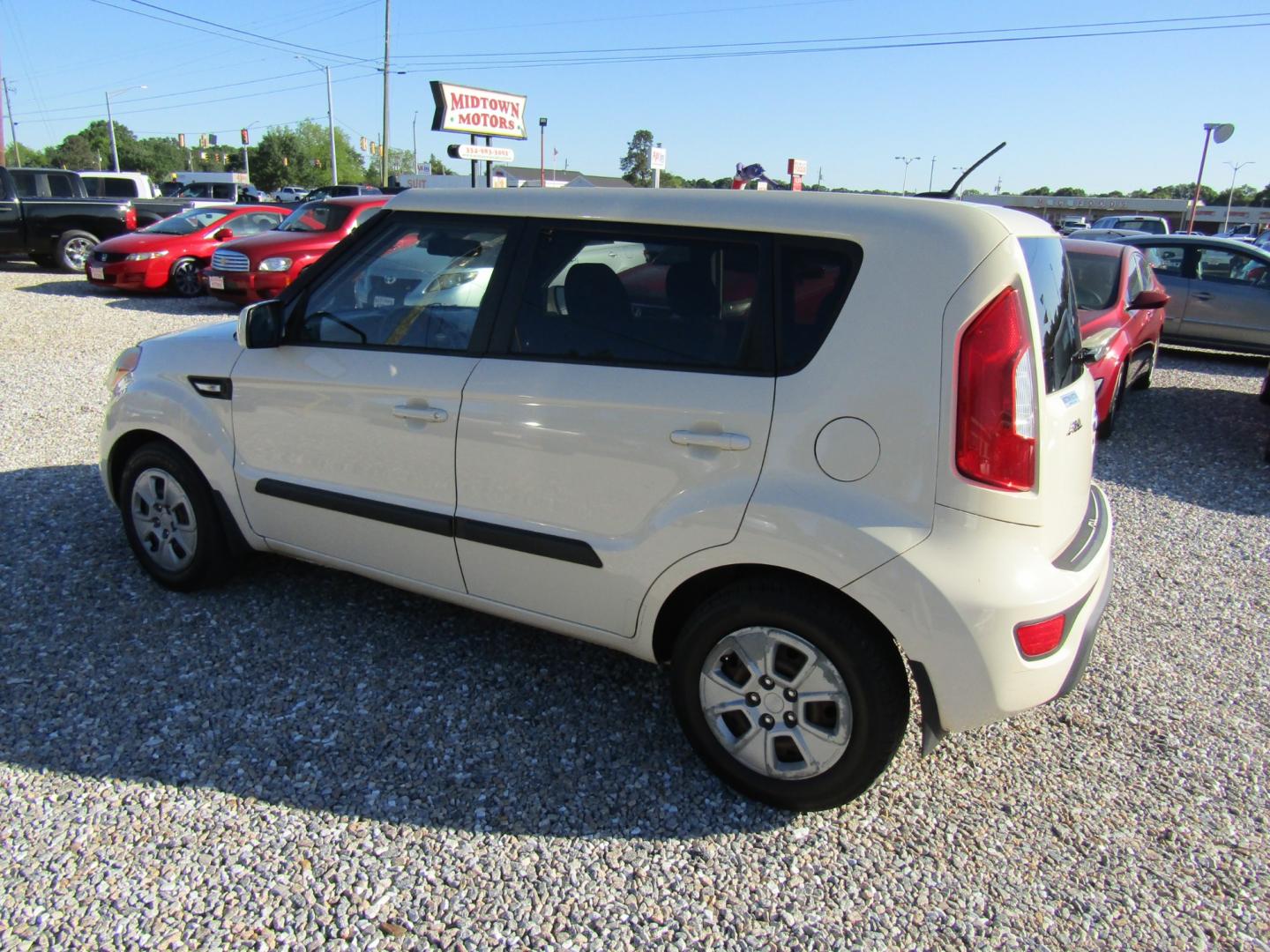 2013 CREAM Kia Soul (KNDJT2A54D7) , Automatic transmission, located at 15016 S Hwy 231, Midland City, AL, 36350, (334) 983-3001, 31.306210, -85.495277 - Photo#5